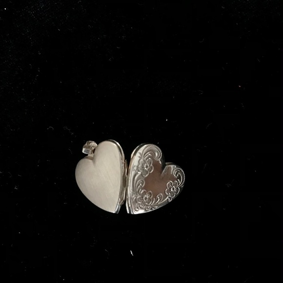 Small Locket - Picture 3 of 4